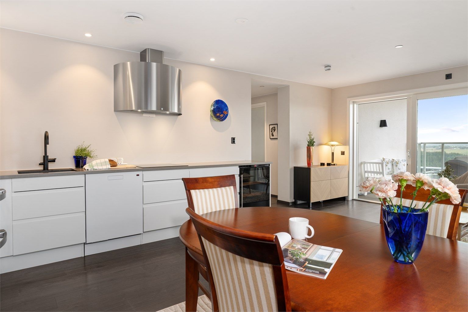 Videre fra entré og gang føres du videre til leilighetens sosiale rom. 