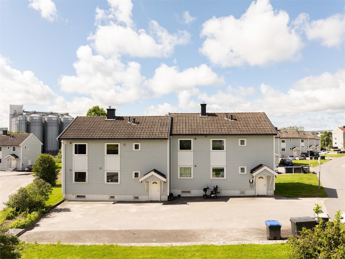 De fire leilighetene disponerer en romslig parkeringsplass i fellesskap.