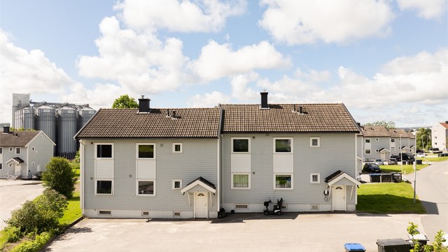 De fire leilighetene disponerer en romslig parkeringsplass i fellesskap.