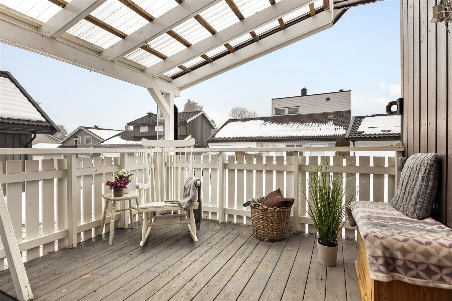 Fra gårdsplassen er det adkomst til boligens inngangsparti i 1. etasje - Takoverbygg er ikke byggemeldt.