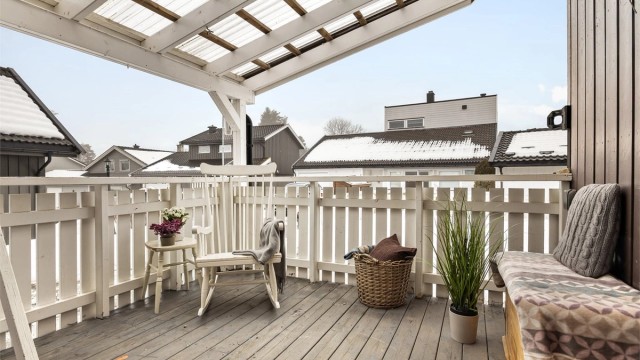 Fra gårdsplassen er det adkomst til boligens inngangsparti i 1. etasje - Takoverbygg er ikke byggemeldt.