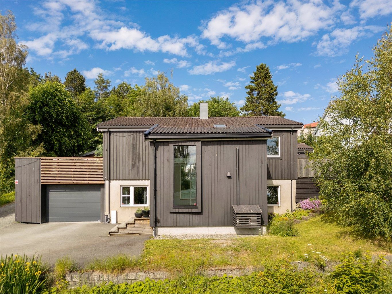 Eiendommen ligger i et sentralt, rolig og barnevennlig område på Berg, med lite gjennomgangstrafikk og kort gangavstand til både barnehager og skoler. 