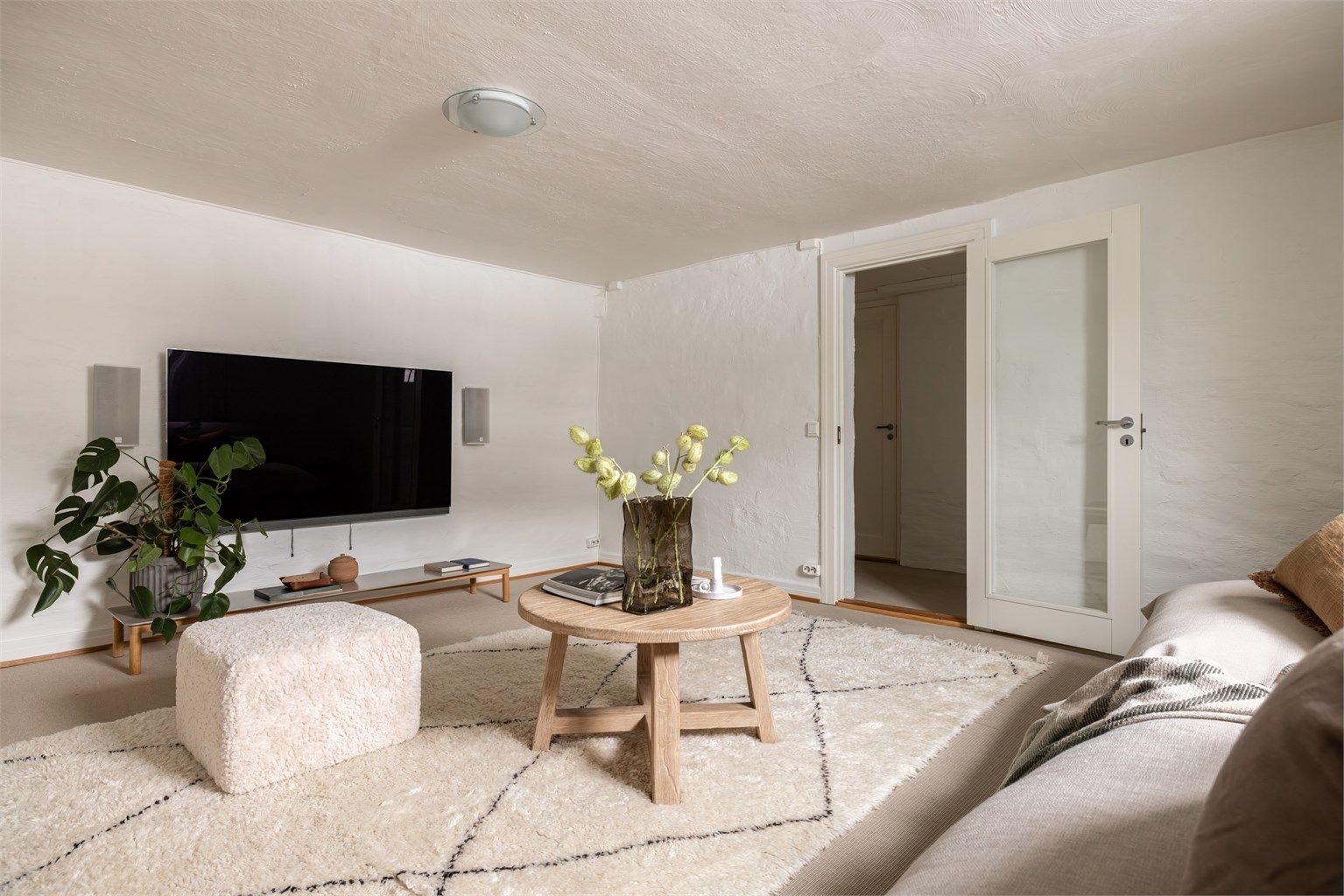 Romslig kjellerstue.  Kjellerstuen er pr i dag godkjent som hobbyrom, men det foreligger godkjent søknad om bruksendring av kjelleren. Dette vil ikke bli utført av dagens eier, kjøper har mulighet til å gjennomføre tiltaket som vist på tegninger/søknad