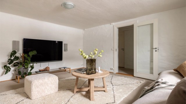 Romslig kjellerstue. Kjellerstuen er pr i dag godkjent som hobbyrom, men det foreligger godkjent søknad om bruksendring av kjelleren. Dette vil ikke bli utført av dagens eier, kjøper har mulighet til å gjennomføre tiltaket som vist på tegninger/søknad