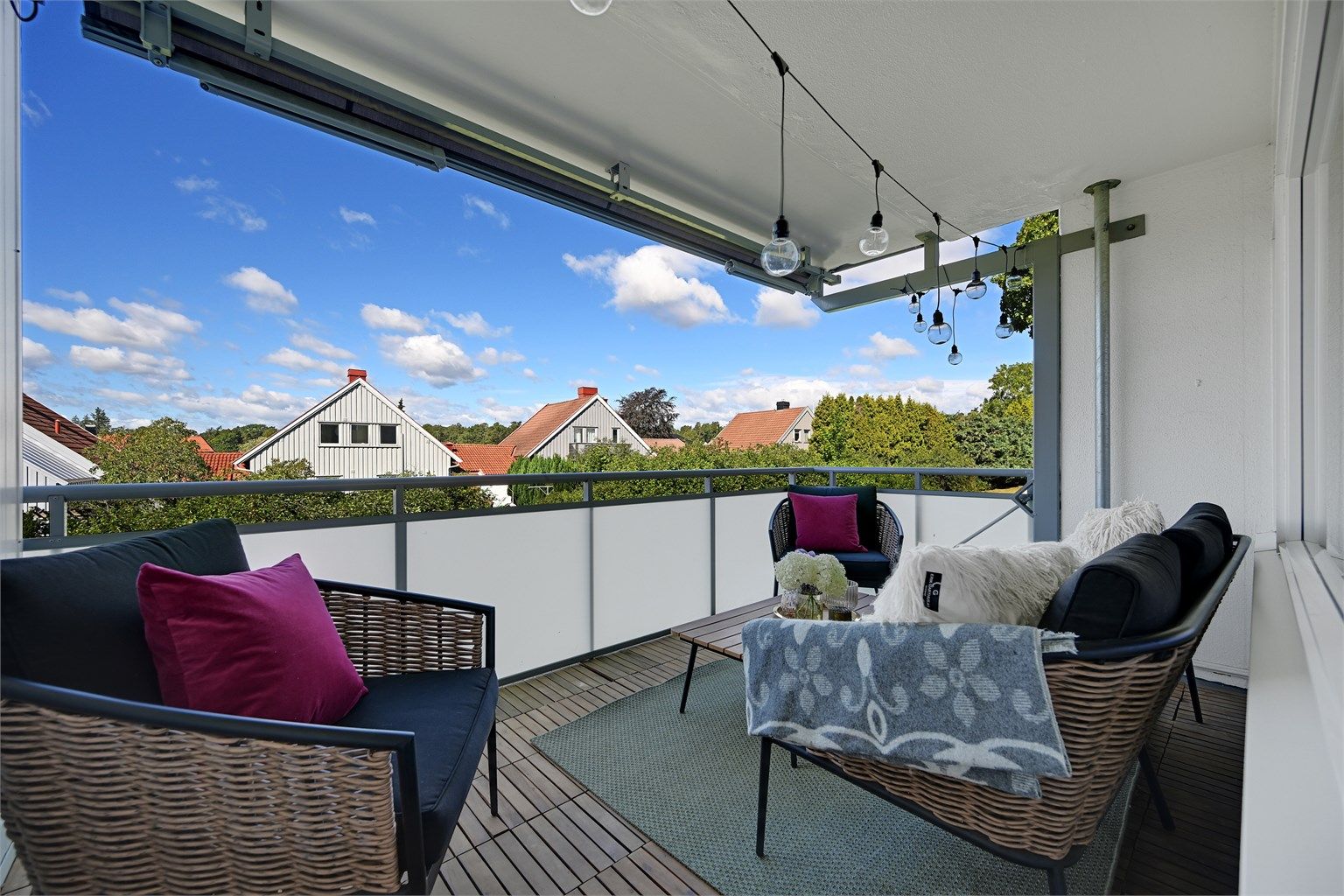 Fra stuen er det utgang til en romslig, vestvendt balkong på 9 m².
