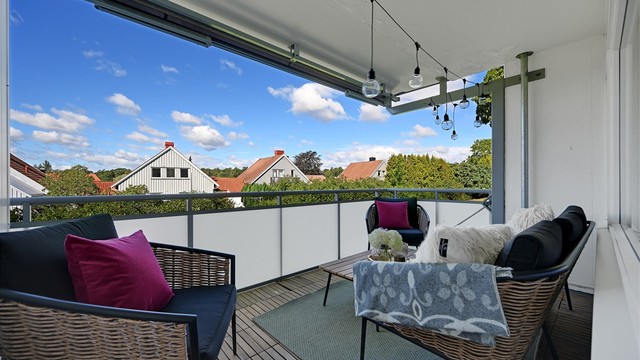 Fra stuen er det utgang til en romslig, vestvendt balkong på 9 m².