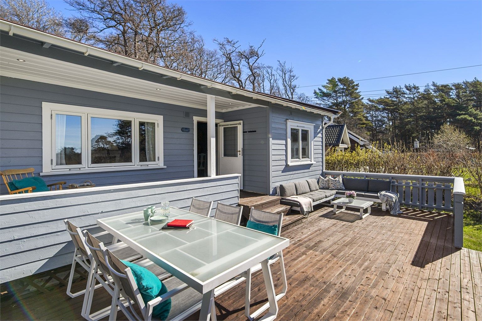 Den store, sørvestvendte terrassen på 37 kvm har god plass til både spise- og sofagruppe. En overbygd del på 8 kvm gir deg ly om nødvendig en varm sommerdag.