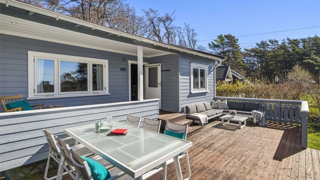 Den store, sørvestvendte terrassen på 37 kvm har god plass til både spise- og sofagruppe. En overbygd del på 8 kvm gir deg ly om nødvendig en varm sommerdag.