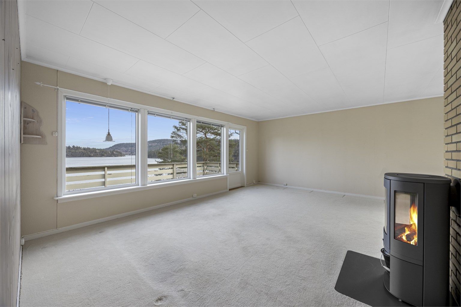 Fantastisk utsikt fra stuen, med utgang til veranda.