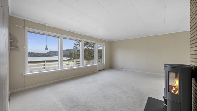 Fantastisk utsikt fra stuen, med utgang til veranda.