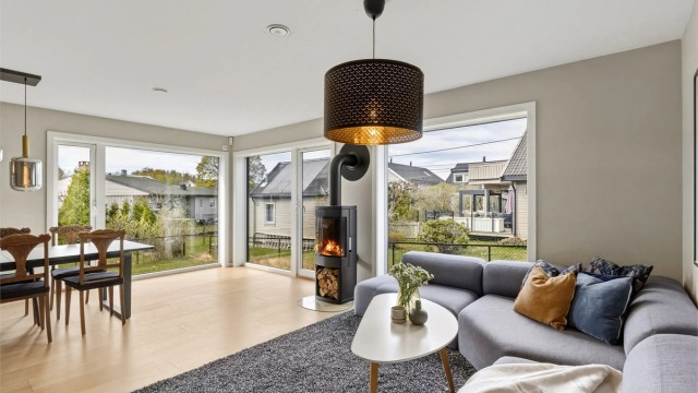 Det er satt inn to terrassedører ved siden av de store stuevinduene, med mulighet for ny eier til å bygge trapp direkte ned til hagen