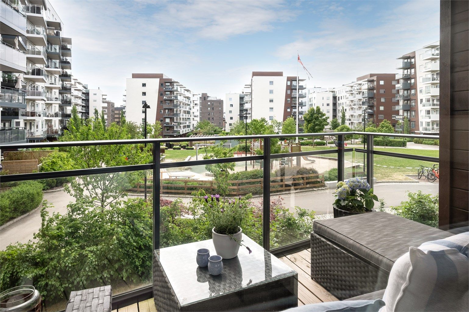 Solrik sørvendt hovedbalkong med plass til både spisegruppe og grill – sol fra ca. 12 til 18:30!