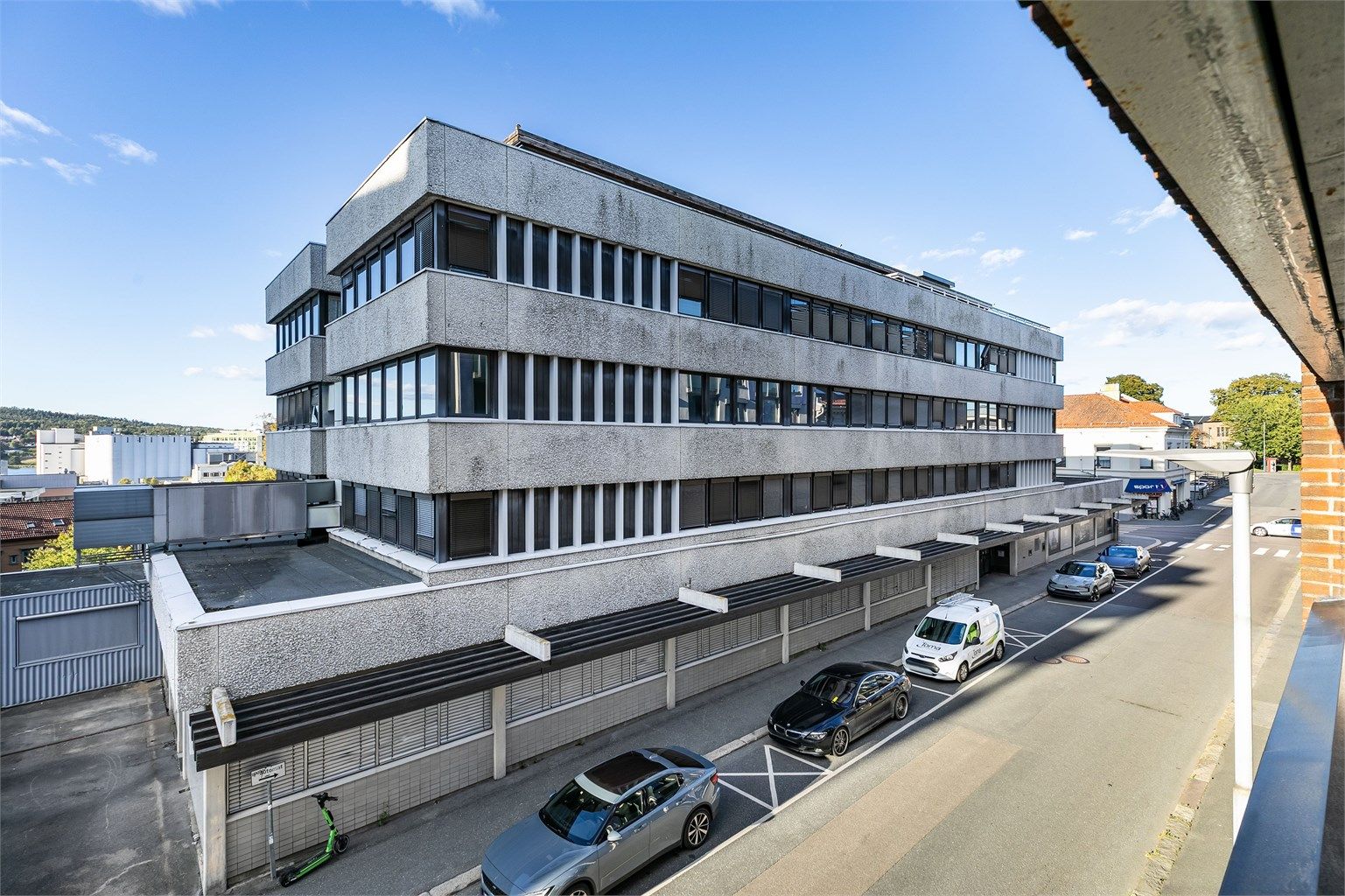 Det tidligere bankbygget rett over gaten skal etter planen rives til fordel for ny og moderne bebyggelse. Fremdriftsplanen er ikke kjent.