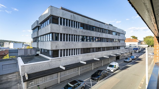 Det tidligere bankbygget rett over gaten skal etter planen rives til fordel for ny og moderne bebyggelse. Fremdriftsplanen er ikke kjent.