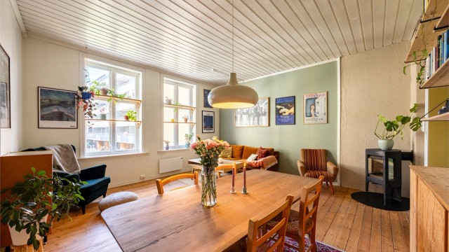 En sjarmerende og romslig 2-roms med bad fra 2021, separat kjøkken og balkong, beliggende i byggets 3. etasje. Foto: René Borghagen.