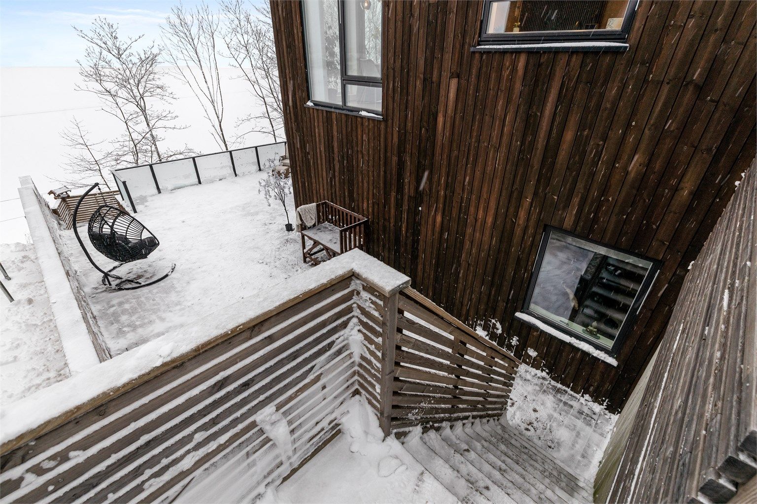 Fra gårdsplassen er det trapp ned til terrassen som også har tilgang fra hovedsoverommet.