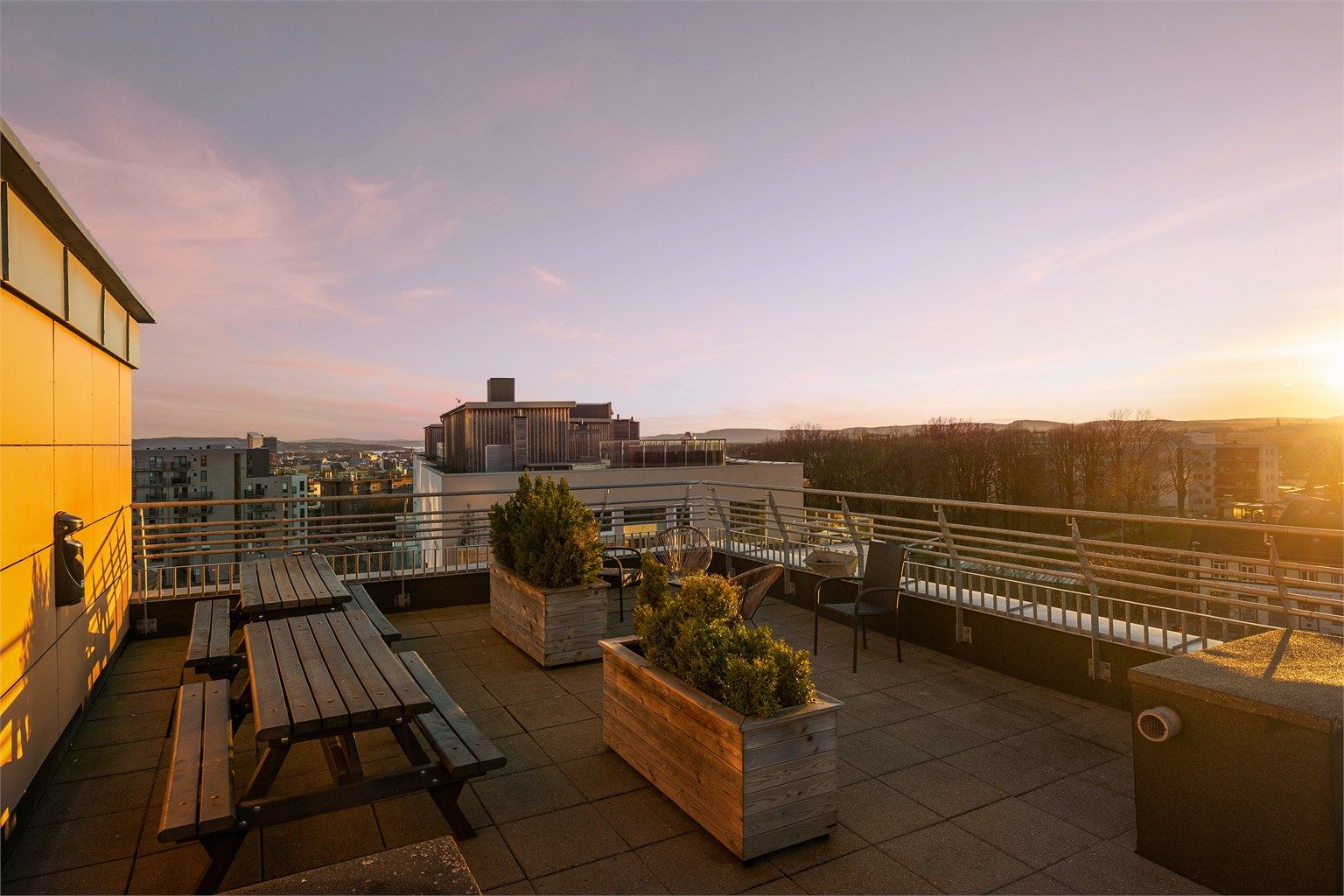 Felles takterrasse med kveldssol.