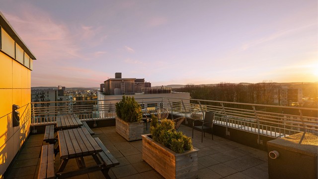 Felles takterrasse med kveldssol.