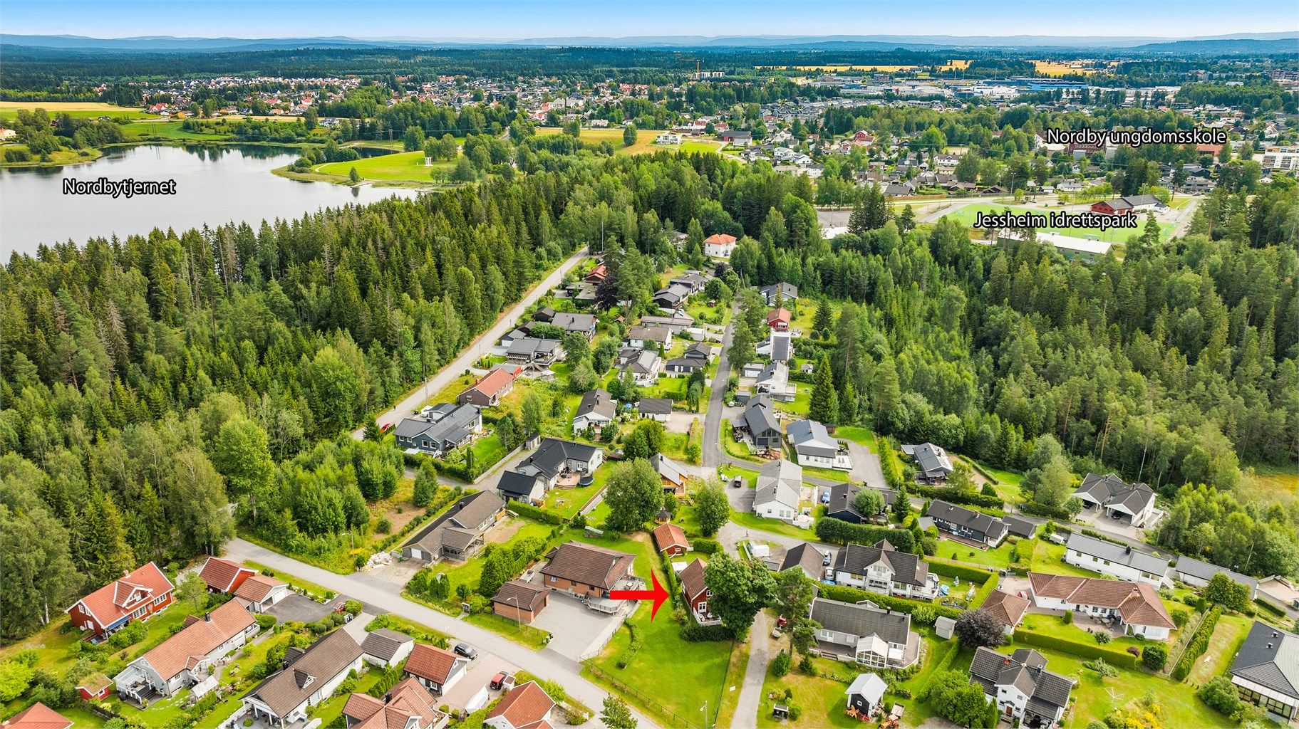 Tilbaketrukket beliggenhet med kort vei til sentrum og Nordbytjernet rett i nærheten. 