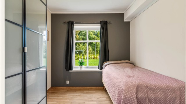 Soverom innredet med garderobeskap.