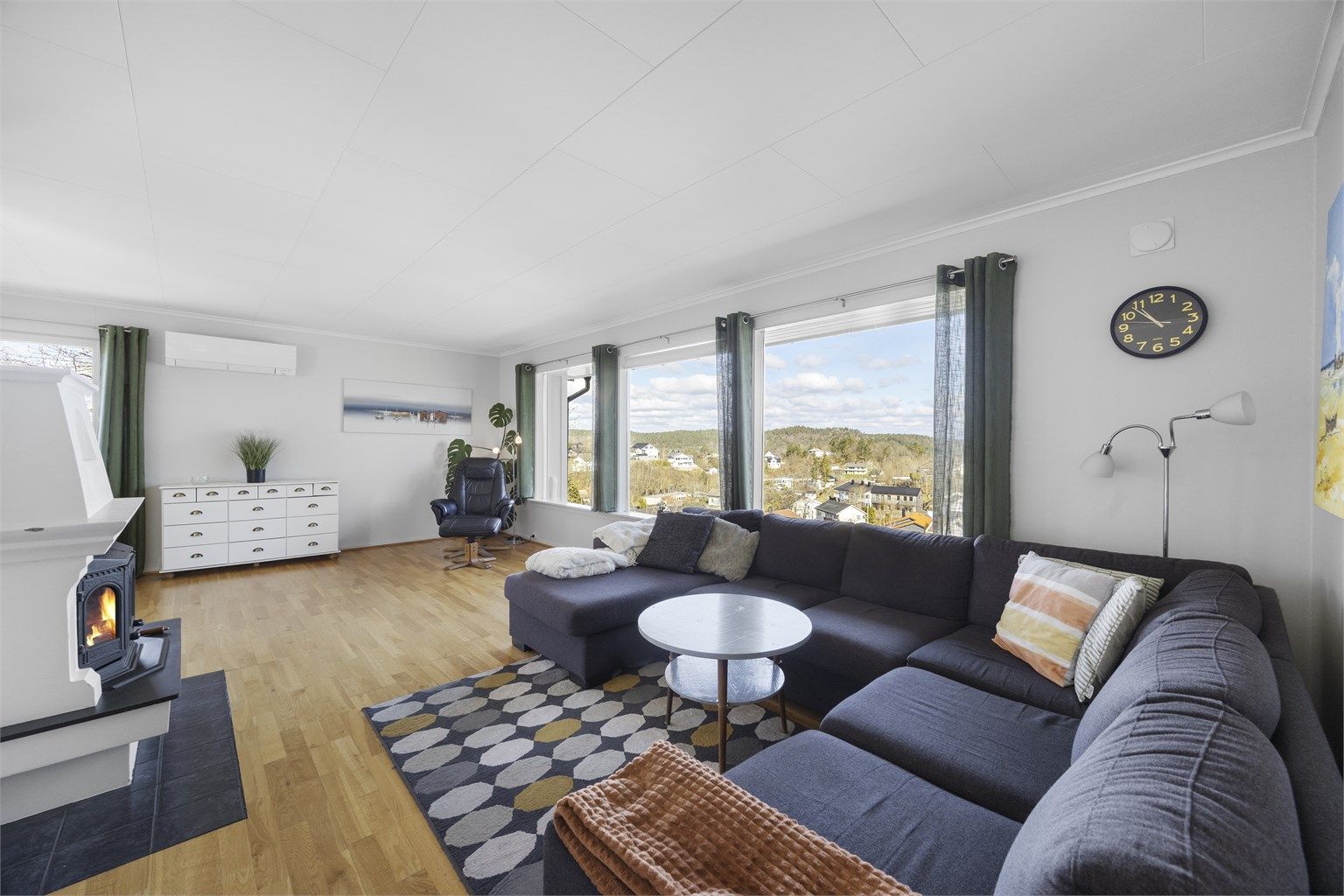 Store vindusflater i stuen gir rikelig med naturlig lys og en fin utsikt over nærområdet. Vinduene i denne delen er fra 1994-2003.