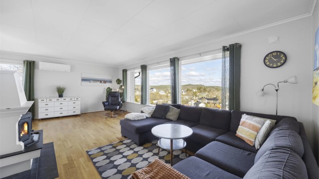 Store vindusflater i stuen gir rikelig med naturlig lys og en fin utsikt over nærområdet. Vinduene i denne delen er fra 1994-2003.