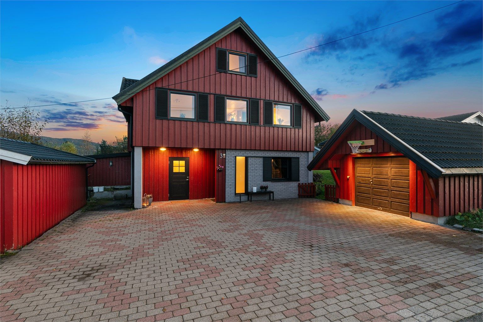 Garasje, port til hagen og praktisk utebod med trappefri adkomst.