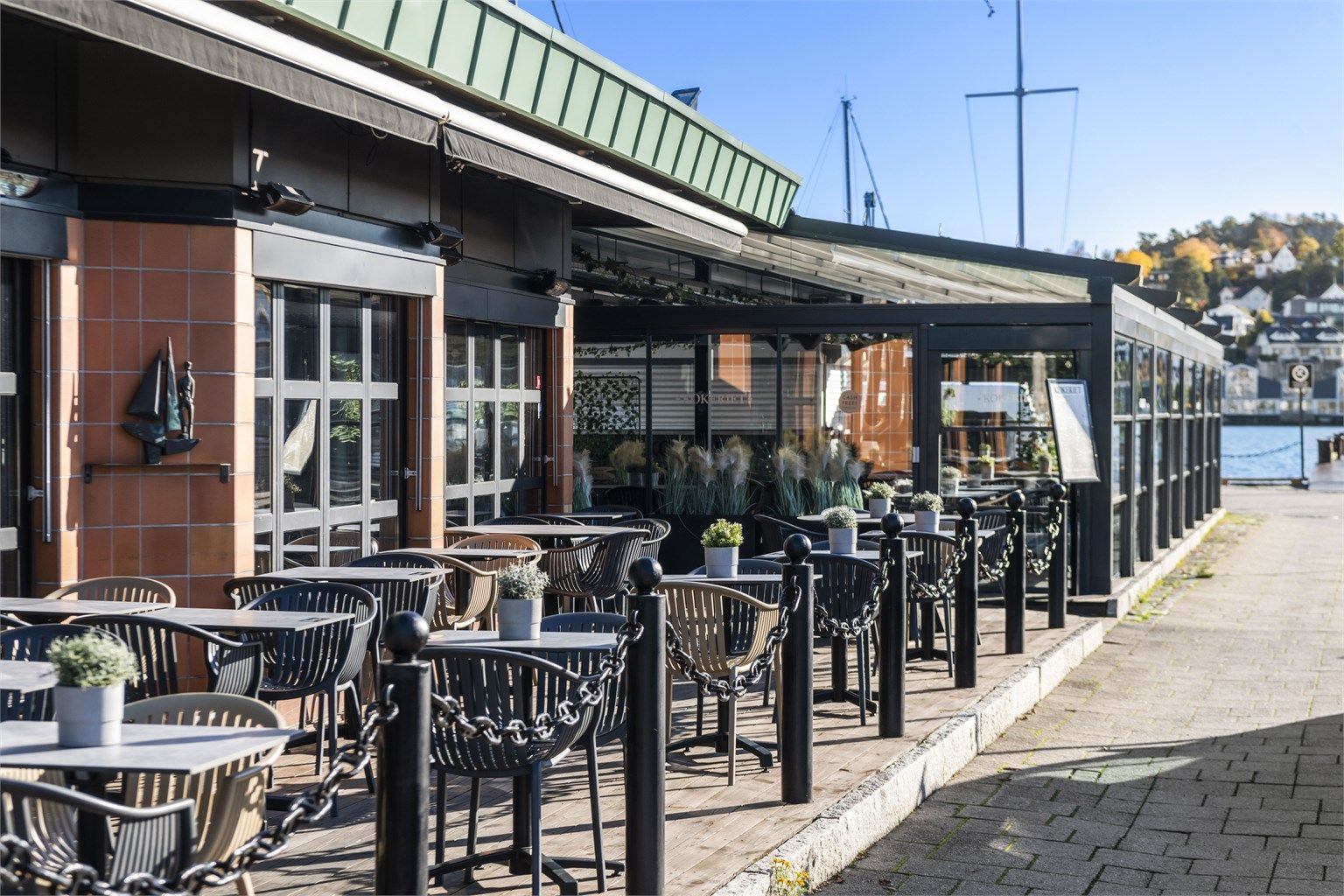 Langs brygga ligger restauranter som Kokeriet og Brygga 11, perfekt for å nyte et måltid ved sjøen.