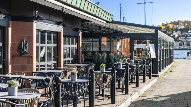 Langs brygga ligger restauranter som Kokeriet og Brygga 11, perfekt for å nyte et måltid ved sjøen.