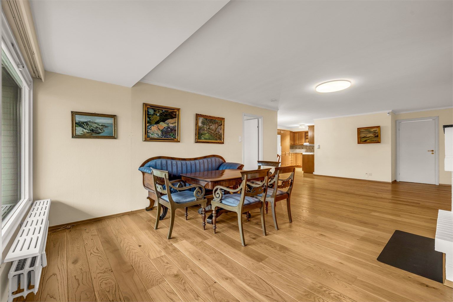 Det er lagt nyere en-stavs parkettgulv i stue og på kjøkken.