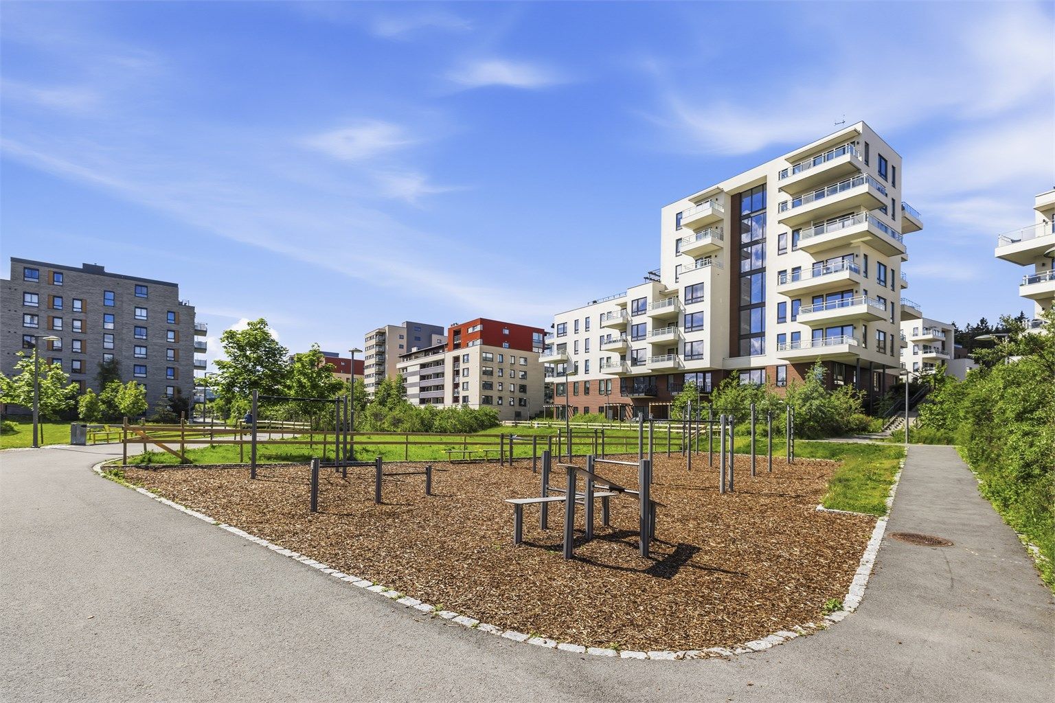 Like ved ligger et stort nytt parkområde med tuftepark, lekeplasser m.m. Parken vil bli på ca. 15.000 m² og skal bygges ut etappevis sammen med boligene