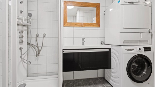 Bad med opplegg for vaskemaskin og tørketrommel.