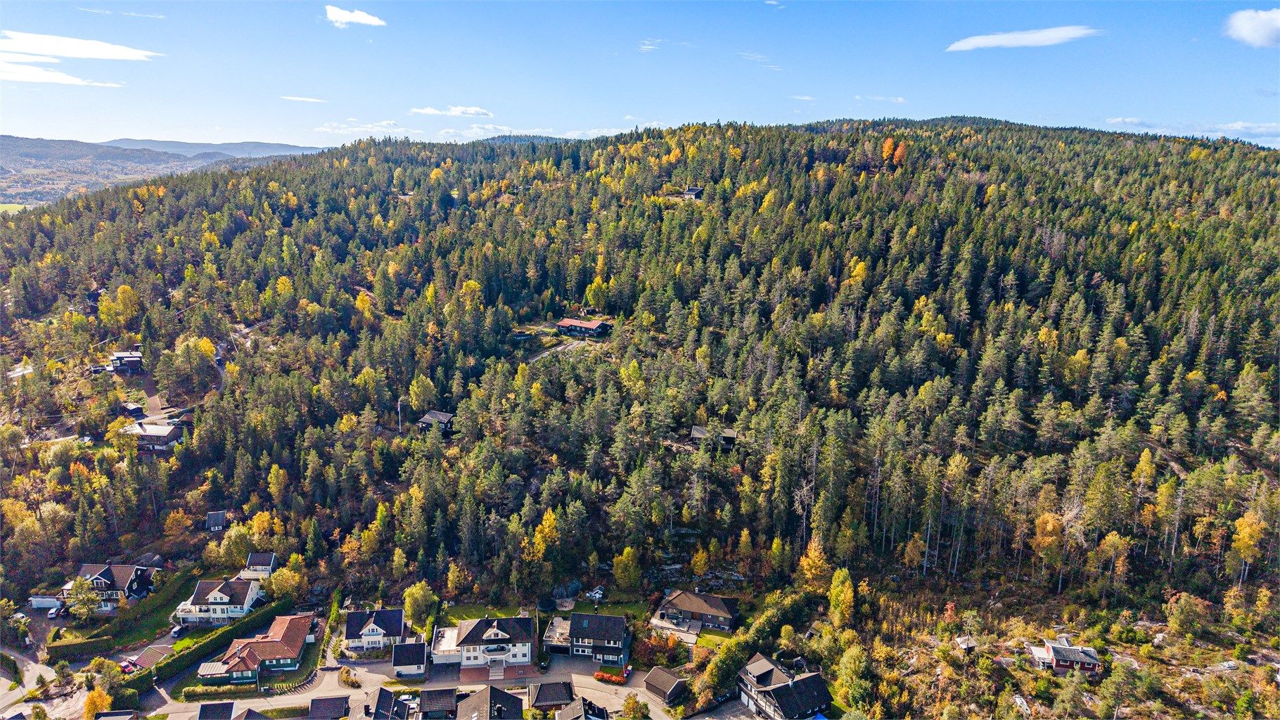 Det er kort vei ned til boligfeltet under, men man får fortsatt følelsen av å være på fjellet