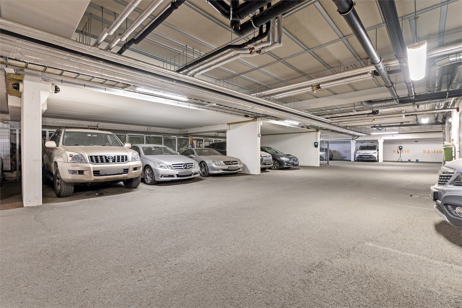 Det medfølger en parkeringsplass i felles garasjeanlegg, med heisadkomst direkte til etasjeplan.