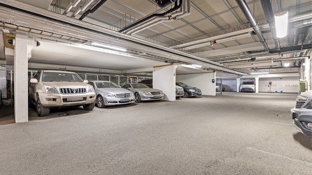 Det medfølger en parkeringsplass i felles garasjeanlegg, med heisadkomst direkte til etasjeplan.