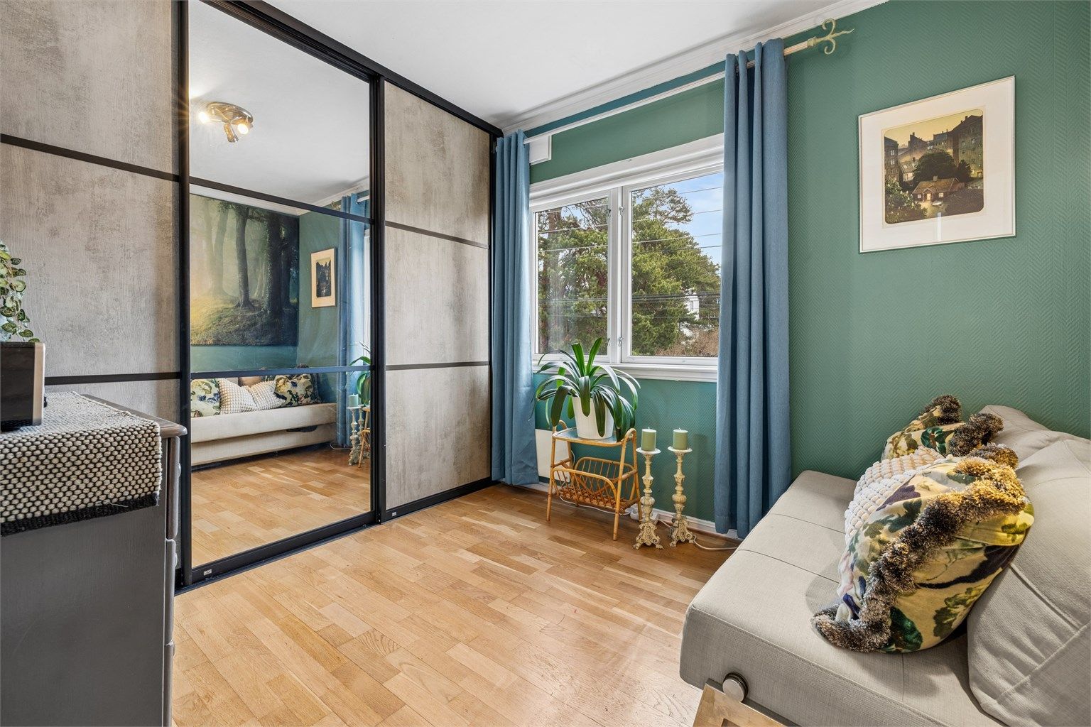 Det andre soverommet i hovedetasjen, med plass til seng og garderobeløsning.