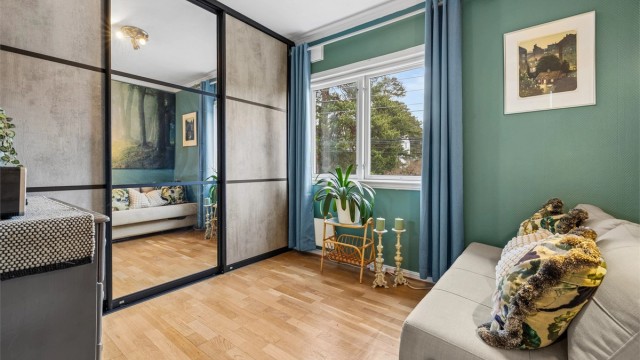 Det andre soverommet i hovedetasjen, med plass til seng og garderobeløsning.