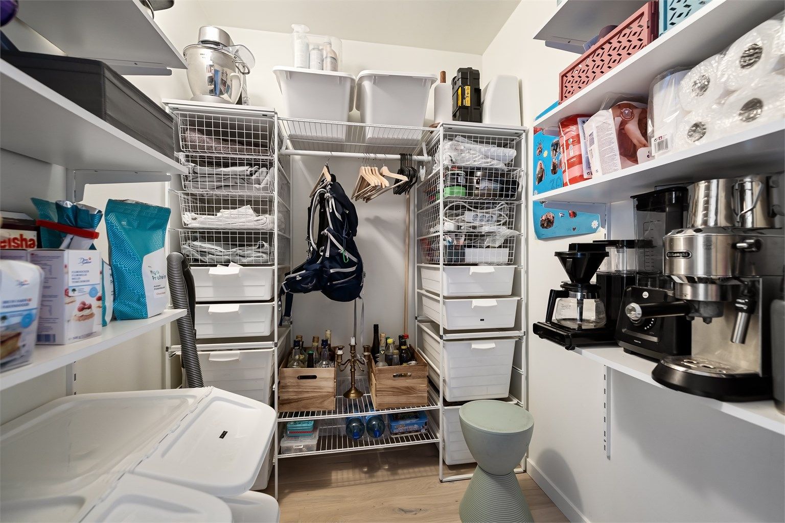 God plass til alt man måtte ønske å "gjemme unna" i romslig bod plassert mellom stuen og soverom I