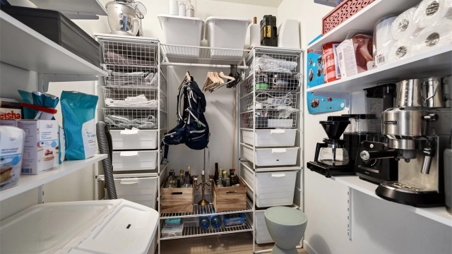 God plass til alt man måtte ønske å "gjemme unna" i romslig bod plassert mellom stuen og soverom I