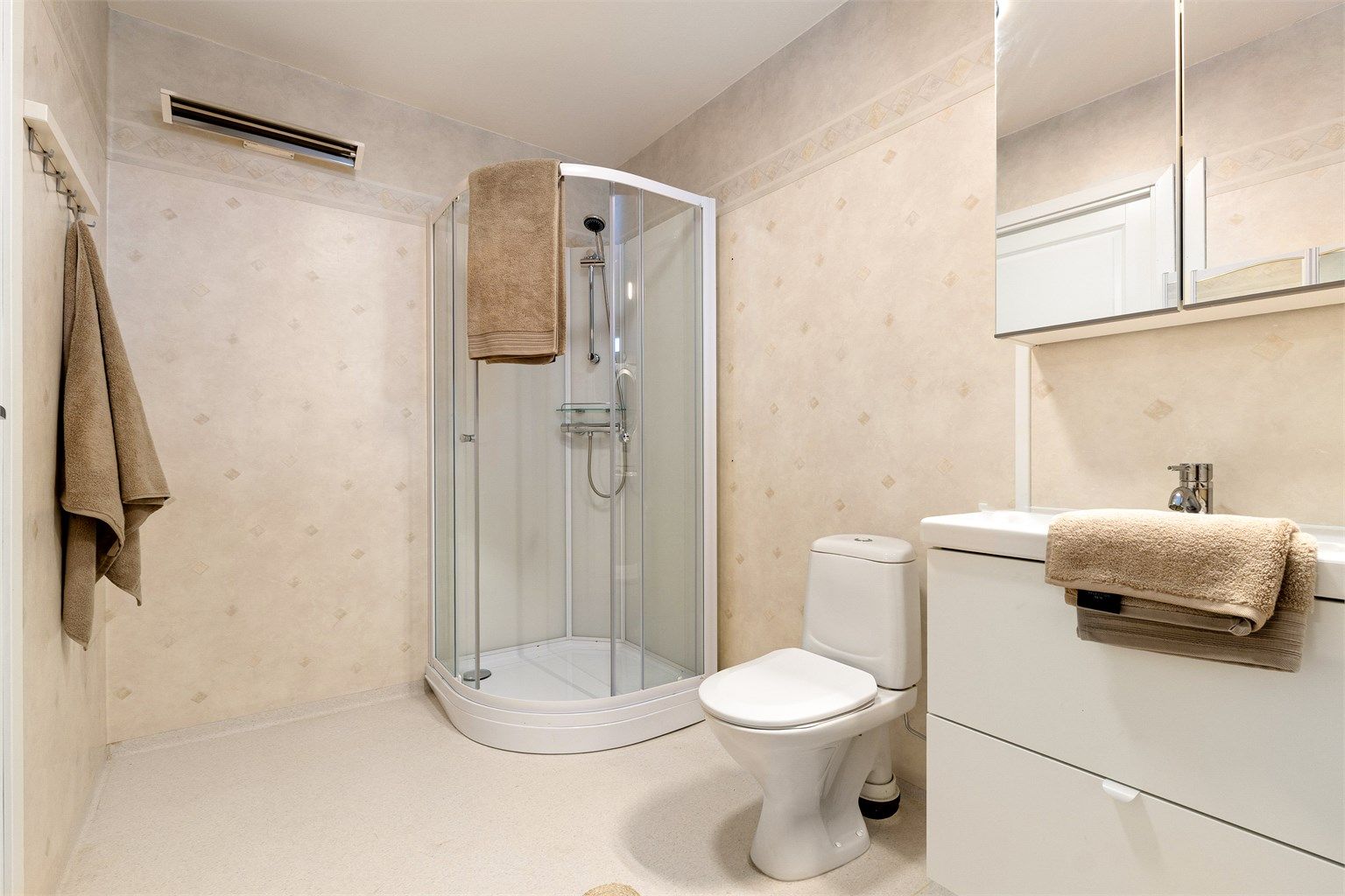 Badet i leiligheten har nytt dusjkabinett og baderomsmøbel fra 2025 men er ellers av eldre dato. 