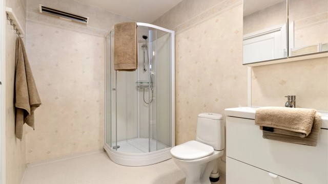 Badet i leiligheten har nytt dusjkabinett og baderomsmøbel fra 2025 men er ellers av eldre dato.