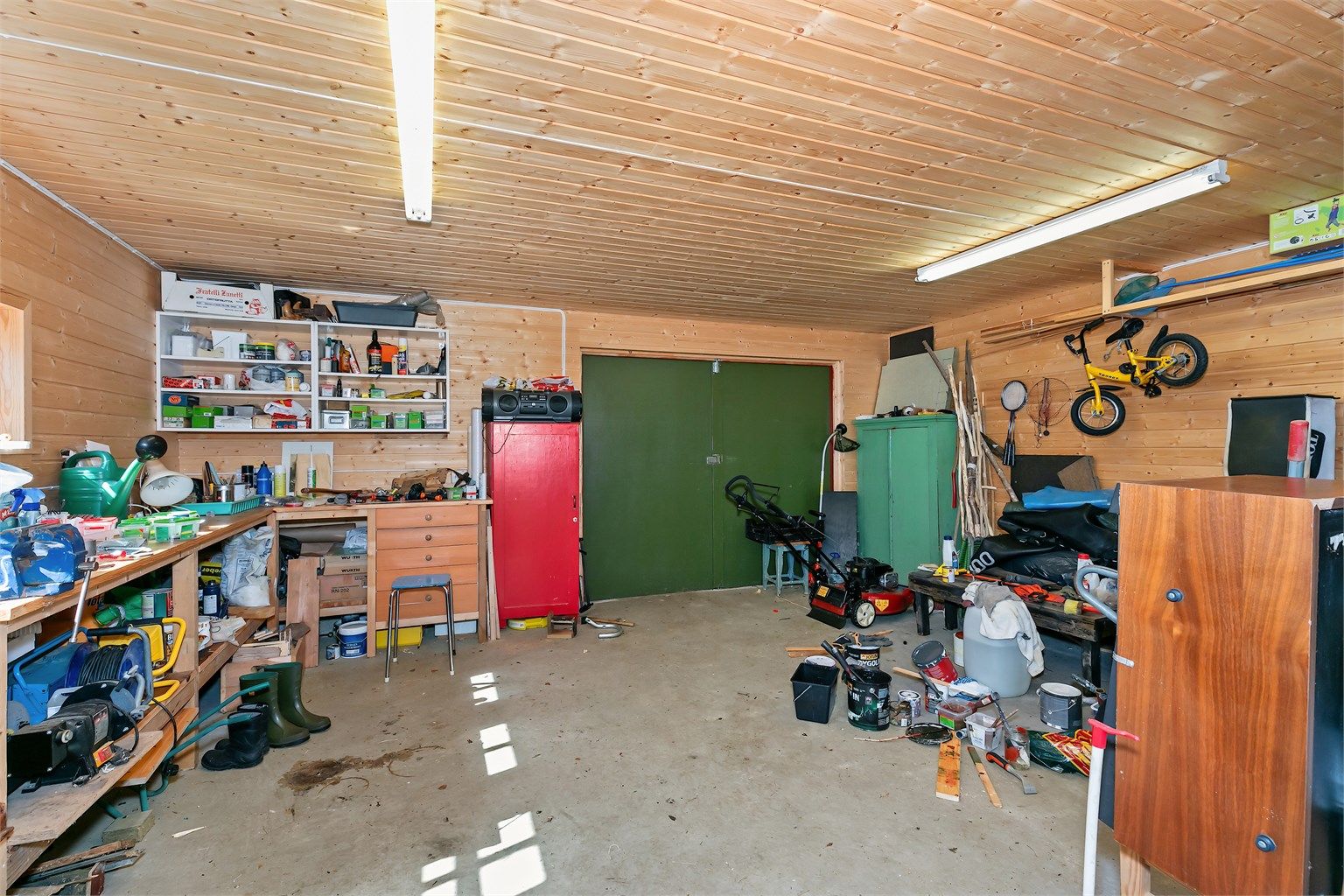 Garasjen er vinter isolert med god plass for en bil og utstyr.