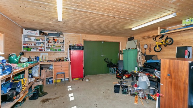 Garasjen er vinter isolert med god plass for en bil og utstyr.
