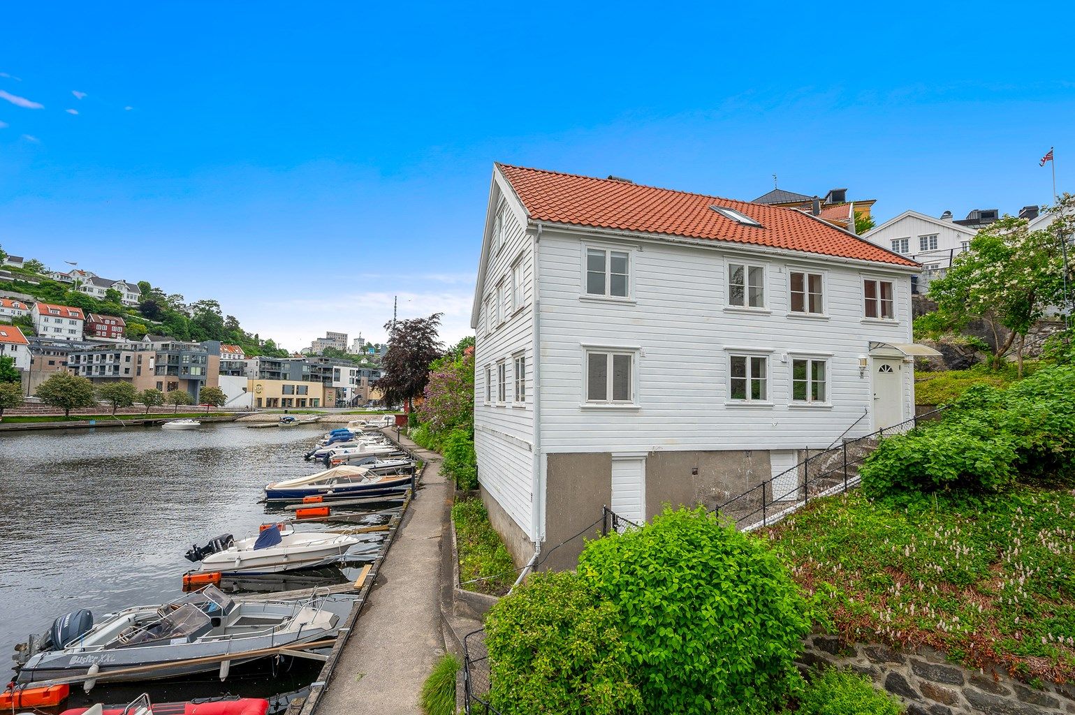 Eiendommen ligger svært sentralt og har adkomst både fra Kittelsbukt og Øvre Tyholmsvei