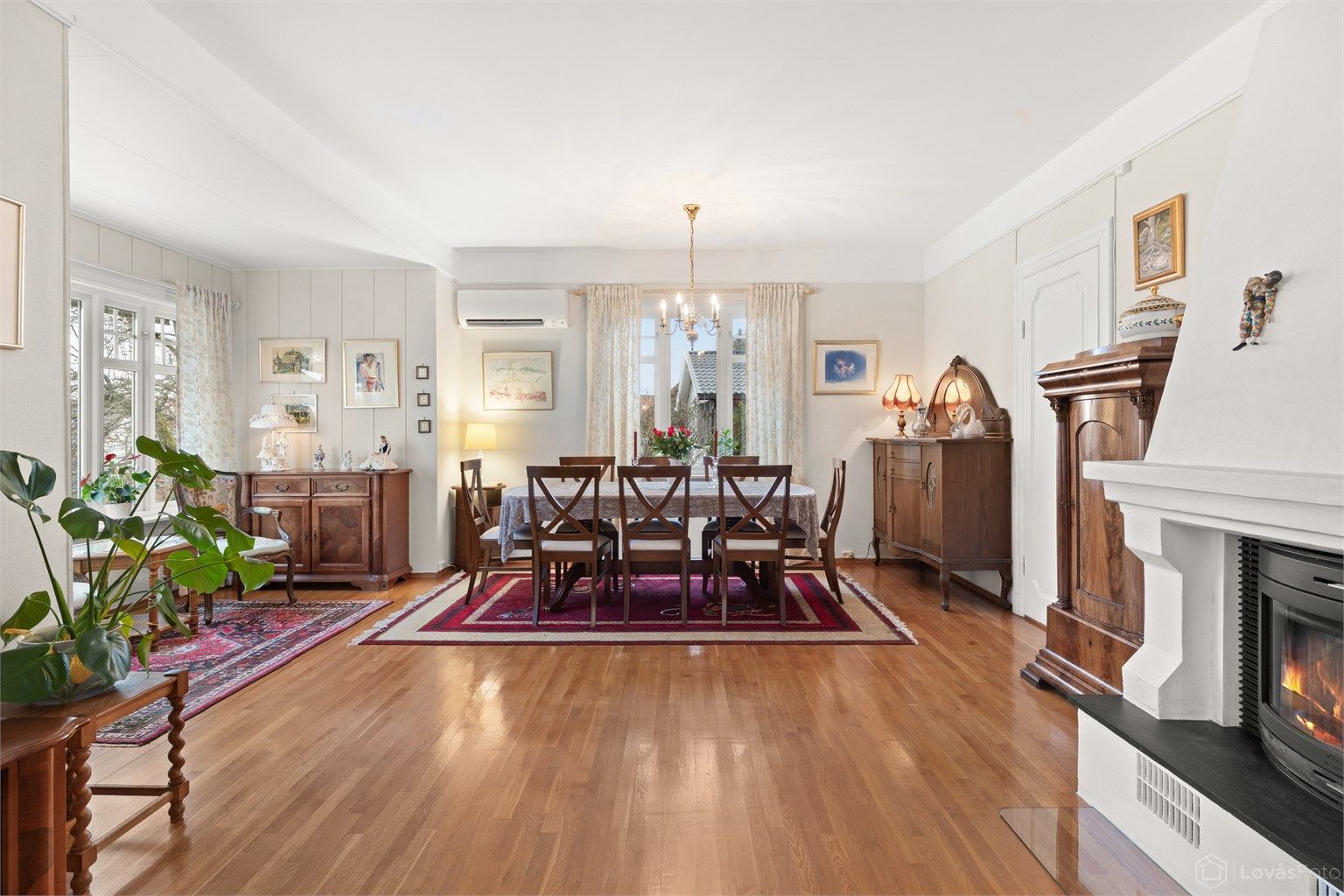 Spisestuen har god plass til store selskaper. En luft-til-luft varmepumpe fra 2016 sørger for effektiv oppvarming.