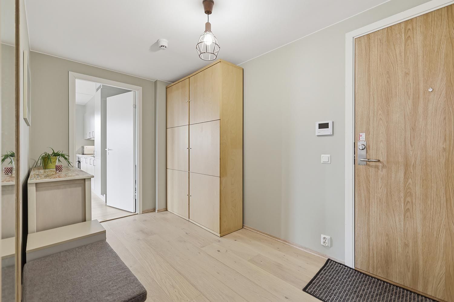 Romslig gang med god plass til å henge fra seg yttertøy. Det medfølger garderobeløsning.