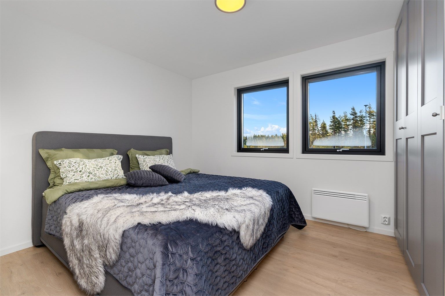 Hovedsoverom i 1. etasje med god plass til dobbeltseng.