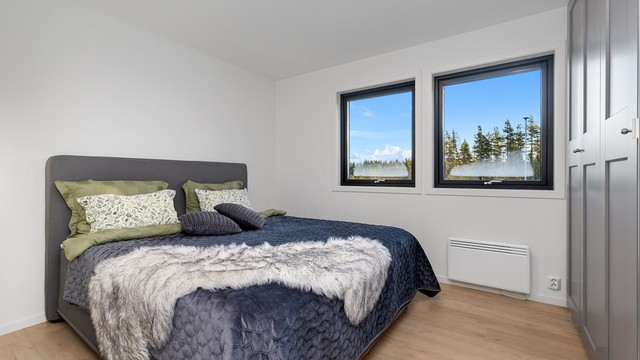 Hovedsoverom i 1. etasje med god plass til dobbeltseng.