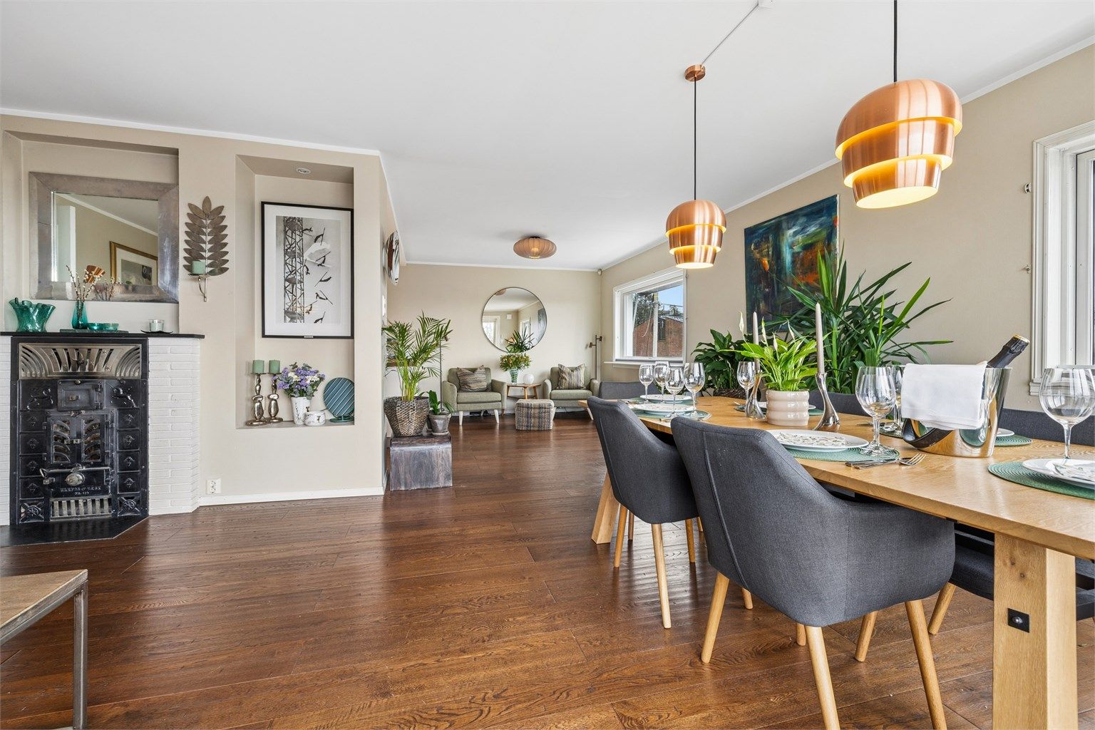 Gjennomgående og åpen løsning mellom stue og kjøkken.