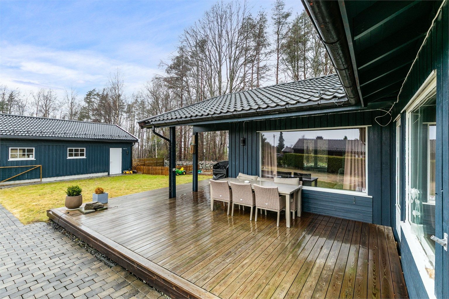 Boligen er malt utvendig i senere år. Utearealene er også vesentlig påkostet, blant annet med ny terrasse og gangvei i belegningsstein.